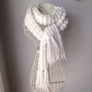 SOLD!! A&F Chunky Scarf 🥂